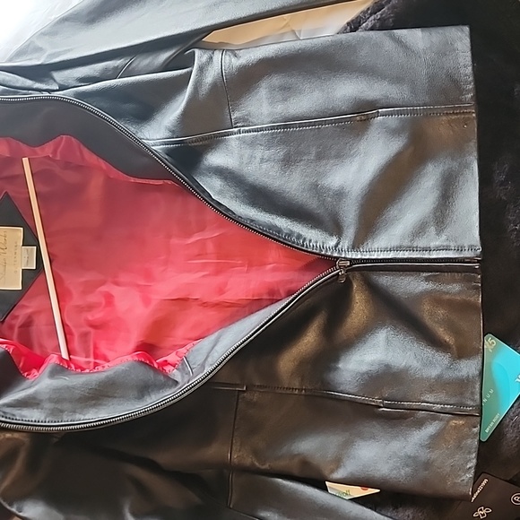 Women's genuine leather coat, size small and color black. - Picture 4 of 7